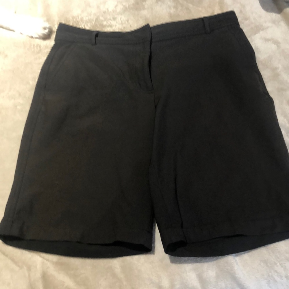 Women’s Bermuda golf shorts